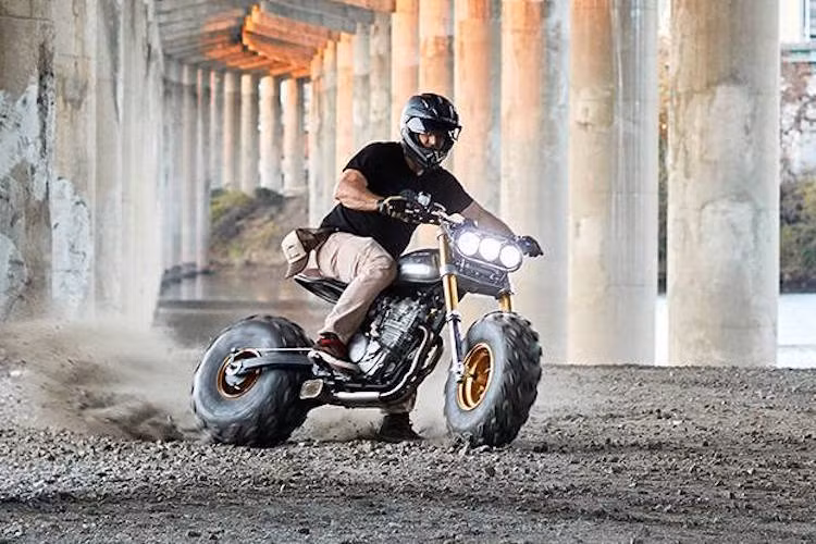 Mặc dù có thiết kế "kỳ dị" nhưng do sử dụng lốp STI Black Diamond đủ chuẩn và đầy đủ đèn chiếu sáng, chiếc xe vẫn được cấp biển số và sử dụng bình thường trên phố. Tuy nhiên với cặp lốp to, chiếc XR650L của Classified Moto tỏ ra cực kỳ hoàn hảo cho những cồn cát trên sa mạc.