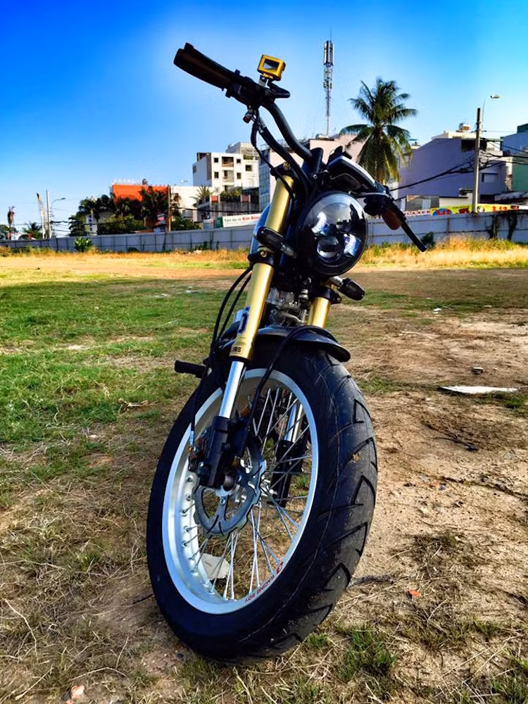 Tại Việt Nam, xe Honda 67 có lẽ là dòng côn tay nổi tiếng nhất, được nhiều người biết tới nhất do đã "du nhập" vào nước ta từ rất lâu. Trên thực tế, Honda 67 có tên thật là Honda SS50, được ra mắt lần đầu vào cuối thập niên 60 của Thế kỷ 20.