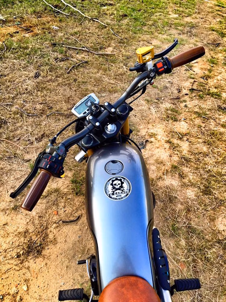 Phần bình xăng của xe đã được gò lại hoàn toàn, với phần nắp được thiết kế đặc biệt, có nắp che và nằm khớp vào với bề mặt bình. Trên tay lái cao là những món "đồ chơi" như bao tay vỏ dưa, cùm công tắc rút gọn, tay phanh/côn Brembo và bình dầu Rizoma.