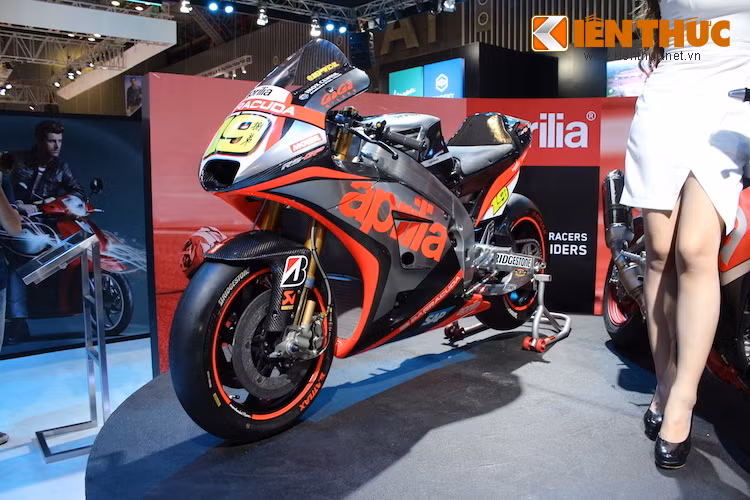 Cùng với các đối thủ từ Nhật như Yamaha YZR-M1, Honda RC213V và Suzuki GSX-RR, sự xuất hiện của Aprilia RS-GP tại triển lãm xe máy Việt Nam 2016 đã làm "nức lòng" người hâm mộ Việt Nam. Đây là lần đầu tiên người yêu xe Việt có cơ hội tiếp cận không chỉ 1, mà tới 4 siêu môtô đua tại giải MotoGP cùng một lúc.