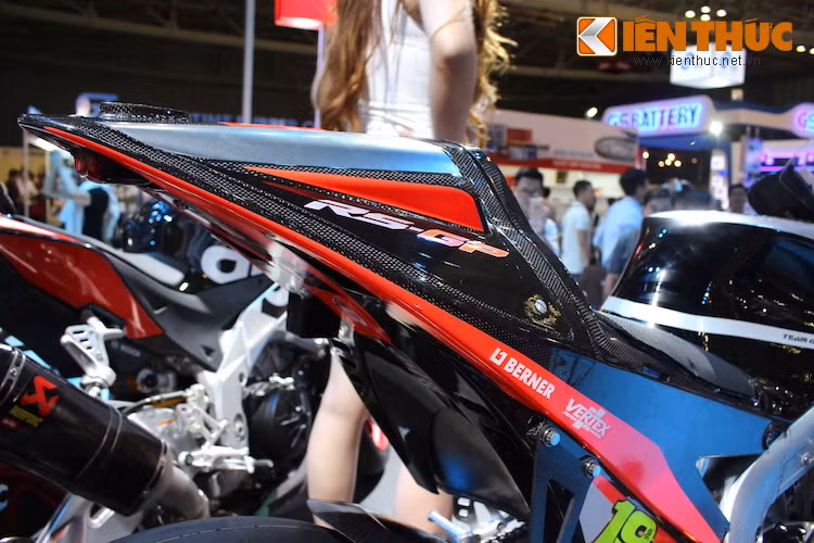 Phần đuôi của RS-GP được vuốt nhọn về phía sau, đồng thời tích hợp một đèn phanh nhỏ bên dưới. Yên xe chỉ đơn giản là một tấm đệm mỏng bọc vải lót trên lớp vỏ carbon.