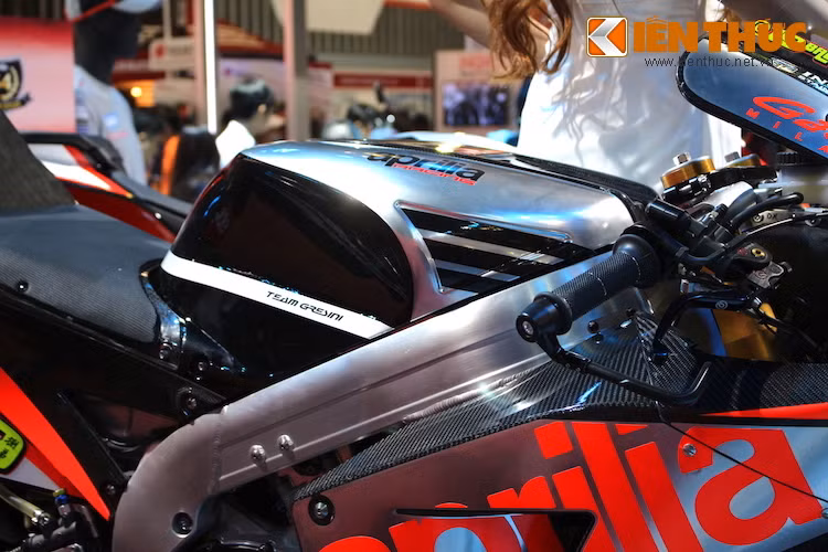 Cũng giống như lớp vỏ carbon, bình xăng của RS-GP được làm bằng nhôm, được đánh bóng và chỉ sơn một phần nhằm "phô diễn" vẻ đẹp của vật liệu.