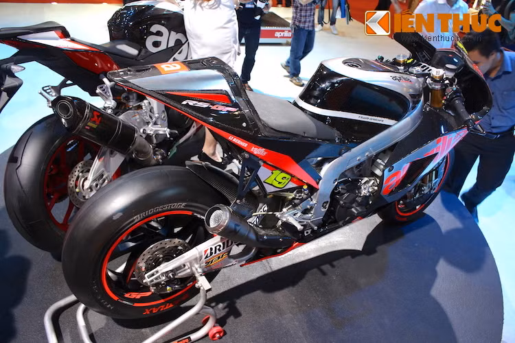 Sau khi có động cơ, các kỹ sư của Aprilia đã thiết kế ra phần còn lại của chiếc xe xung quạn động cơ này, từ khung hoàn toàn mới tới gắp sau. Mọi bộ phận được gắn trên xe đều được phát triển hoàn hảo nhất có thể.