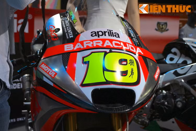 Giống như các đối thủ khác, Aprilia RS-GP sở hữu thiết kế đầy tính khí động học để giảm tối đa lực cản không khí trên đường đua. Phần đầu chiếc xe chỉ có duy nhất khe hút gió làm mát động cơ, hoàn toàn vắng bóng đèn báo hiệu.