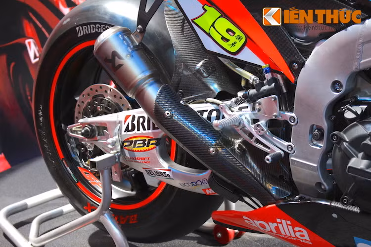 Với công nghệ chế tác đỉnh cao, Aprilia tự tin khẳng định rằng 2016 RS-GP là dự án táo bạo nhất từ trước tới nay của hãng, đặc biệt khi họ đã hoàn toàn thiết kế và sản xuất chiếc xe. Tuy nhiên để giữ bí mật trước các đối thủ, Aprilia đã không tiết lộ bất cứ thông tin kỹ thuật chi tiết nào của RS-GP. Mọi điều mà người yêu xe biết về nó chỉ là thứ tự nổ ở mỗi xi-lanh của động cơ chữ V góc nhỏ đã được thay đổi.