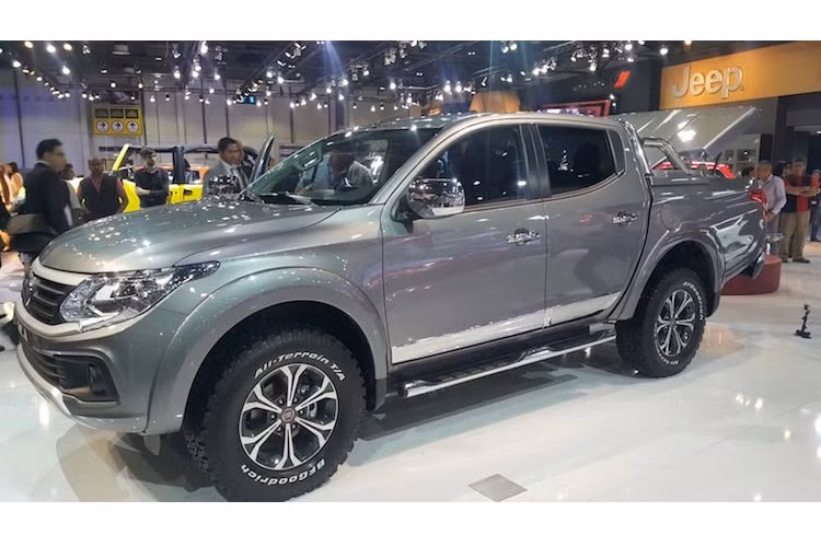 Được hé lộ lần đầu tại triển lãm Dubai năm ngoái và chuẩn bị được bán chính thức tại châu Âu vào tháng 5 tới, mẫu bán tải Fiat Fullback về cơ bản là phiên bản Mitsubishi gắn logo Triton.