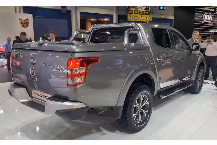 Phần đuôi của Fullback giống y hệt so với Triton. Ngoài đèn hậu với thiết kế chữ J ngược, giống như nhiều chiếc pickup khác, Fullback không có điểm nhấn nào đặc biệt ở phía sau.