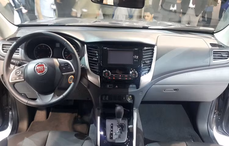 Các chi tiết nội thất của xe được thiết kế đơn giản nhưng đẹp mắt. Những phiên bản cao cấp sẽ có hệ thống giải trí DVD với màn hình cảm ứng 6.1”, âm thanh 6 loa với kết nối Bluetooth/AUX/USB/HDMI trên xe.