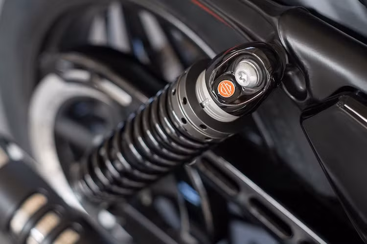 Ở phía sau, cặp phuộc sau kiểu mới cũng giúp các "tay nài" có thể đạt được cảm giác lái hoàn hảo nhất với bản thân khi có khả năng điều chỉnh được.