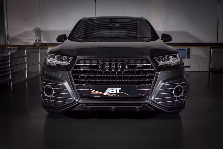 Với gói độ QS7, ngoại hình của chiếc Q7 đã trở nên "ngầu" hơn nhiều nhờ có bộ widebody hoàn toàn mới, bắt đầu từ cản trước với các khe hút gió cực lớn.