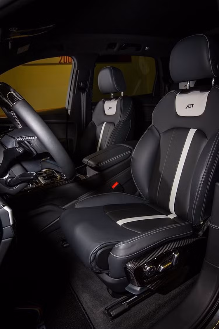 Những ghế ngồi của xe có thể được đội ngũ thợ thủ công lành nghề của ABT bọc lại trong vật liệu da cao cấp hoặc alcantara. Đương nhiên khách hàng cũng có toàn quyền lựa chọn màu nội thất chu mình.