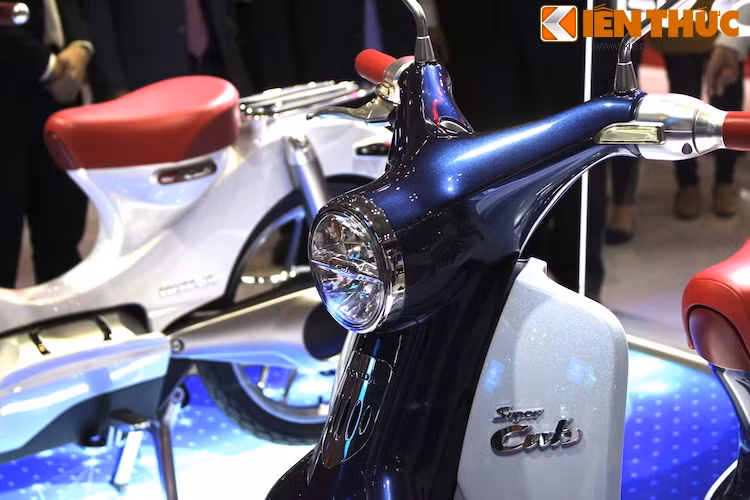 Phần đầu chiếc xe cũng có thiết kế "cánh én" tương tự Super Cub C100, nhưng có đèn pha LED hiện đại. Ngay cả màu sơn Candy Blue ánh kim và Light Blue Pearl cũng gợi nhớ về chiếc Cub đầu tiên, chỉ pha thêm ánh kim vào sơn để đem tới vẻ hiện đại và cao cấp hơn.