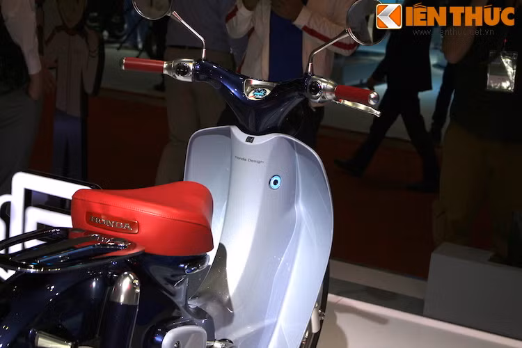 Phía sau yếm xe đã không còn các lỗ ốc bắt vít như Super Cub nguyên bản, chỉ có duy nhất một ổ khóa với vòng LED sáng bao xung quanh đầy hiện đại.