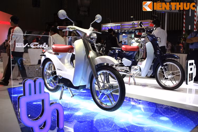 Ngoài Super Cub Concept, Honda còn một mẫu xe ý tưởng với thiết kế tương tự là EV-Cub Concept trưng bày tại triển lãm VMCS 2016. Kiến Thức sẽ tiếp tục có bài viết chi tiết về mẫu xe đặc biệt này trong thời gian tới.