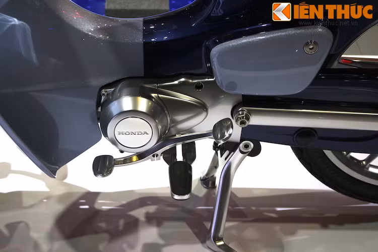 Honda không công bố chi tiết thông số kỹ thuật động cơ của Super Cub Concept nhưng dựa vào giới hạn tốc độ tối đa 60 km/h trên bảng đồng hồ và hình dáng động cơ, có thể khẳng định chiếc xe vẫn sở hữu máy xi-lanh đơn nằm ngang 50 cc SOHC truyền thống của Cub, nhưng được bổ sung thêm các công nghệ mới để vận hành tiết kiệm và hiệu quả hơn.