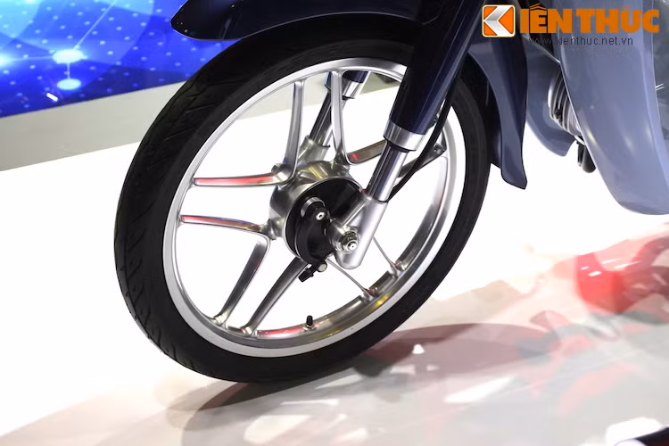 Thay vì vành nan, chiếc xe có cặp bánh bằng nhôm đúc 5 cánh kép đẹp mắt, nhưng vẫn sử dụng phanh đùm quen thuộc. Bộ giảm xóc giò gà đặc trưng của Cub đã được Honda khéo léo "chế" lại để trở thành dạng up side down cao cấp, loại bỏ hoàn toàn hiện tượng bánh trước bị "rướn" lên khi phanh gấp của chiếc Cub nguyên bản.