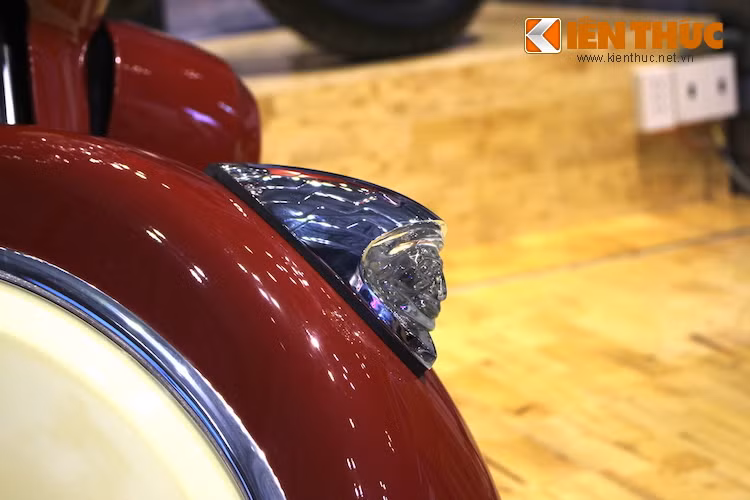 Đương nhiên, mascot (biểu tượng) thổ dân da đỏ, với chiếc mũ mạ chrome và khuôn mặt từ vật liệu trong suốt đặc trưng của Indian cũng sẽ không thể vắng bóng trên Roadmaster.