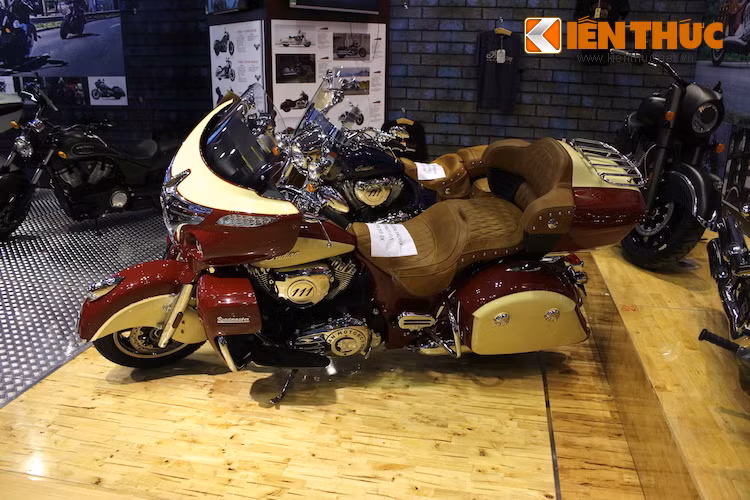 Là một mẫu xe touring hàng đầu, Roadmaster còn có một danh sách dài các trang bị cao cấp: kính chắn gió điều khiển điện, hệ thống giữ ga tự động Cruise Control, hệ thống theo dõi áp suất lốp, tay lái cùng các ghế ngồi có sưởi...