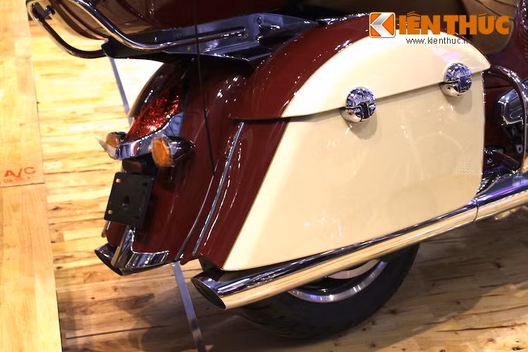 Ngoài ra, xe còn có thêm 2 thùng nằm ahi bên thân xe, với tổng thể tích 65,11 lít. Cộng với tất cả các hộc, ngăn chứa đồ rải rác xung quanh, Roadmaster đạt tổng thể tích chứa hành lý "khủng" lên tới 142,33 lít.