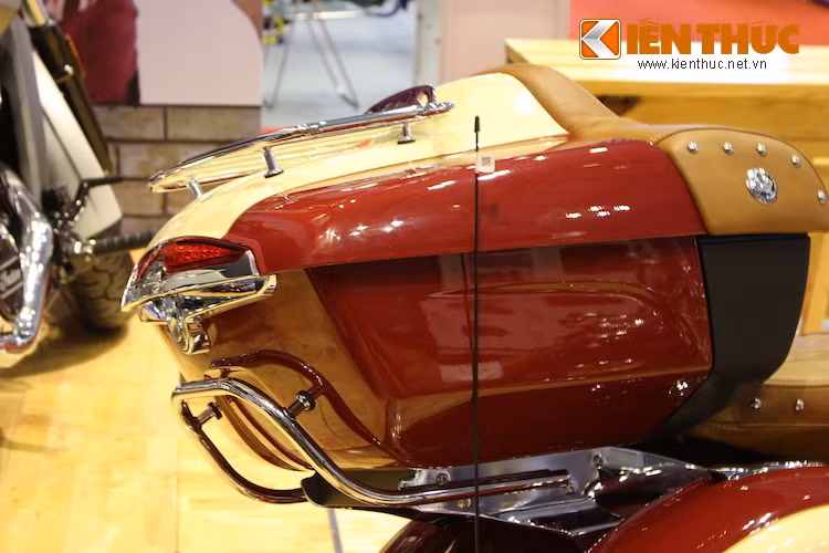 Ngay phía sau lưng người ngồi sau là một hộp chứa đồ cực lớn với dung tích lên tới 64 lít, được tích hợp cả đèn LED, một ổ điện 12V và bọc nhung mềm mại bên trong. Việc tháo thùng này cũng cực kỳ dễ dàng với chỉ 3 bước, khiến Roadmaster nhanh chóng biến thành một chiếc bagger thời thượng khi cần thiết.