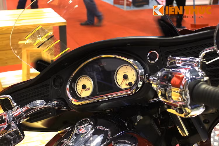 Ngoài kết nối USB, Roadmaster cũng hỗ trợ kết nối điện thoại qua Bluetooth. Các thông tin bài hát sẽ được hiển thị trên màn hình nằm ở bảng đồng hồ cổ điển của chiếc xe. Hệ thống âm thanh của Roadmaster có tổng công suất 200W với 4 loa, 2 loa nằm sau quây gió trước và 2 loa còn lại nằm ở cạnh người ngồi sau.