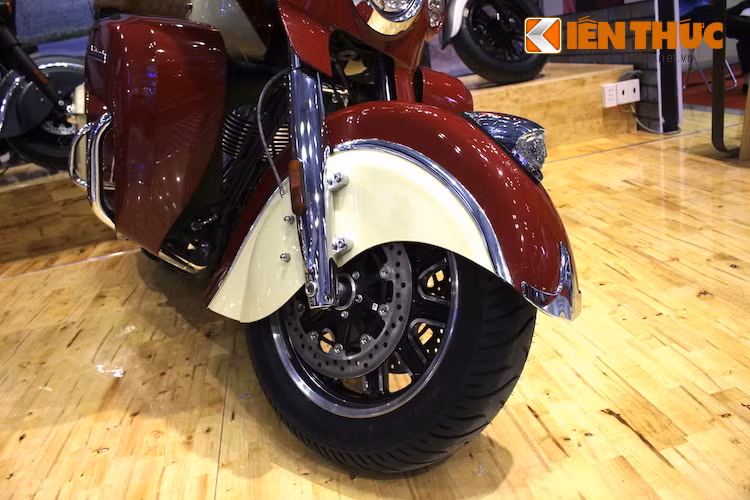 Giống như dòng Chief mà Kiến Thức đã từng giới thiệu, Roadmaster cũng có vè trước đậm chất cổ điển, phủ kín bánh trước của xe và cặp phanh đĩa kép phía trước, đương nhiên cũng có hệ thống ABS. Thay vì sử dụng vành nan như Chief, Indian đã trang bị cho Roadmaster vành đúc hợp kim nhôm với 2 tông màu đen/nhôm đánh bóng.