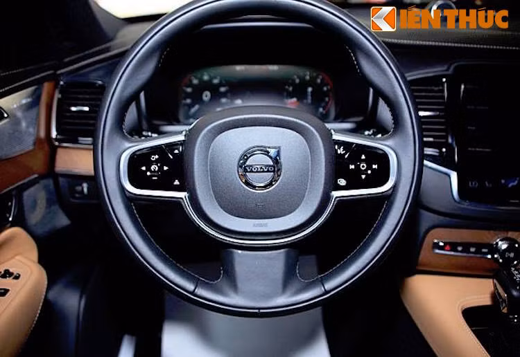 Giống các đối thủ cao cấp khác, bảng đồng hồ của Volvo XC90 T6 Inscription cũng hoàn toàn là một màn hình kỹ thuật số lớn, phía sau là vô-lăng được tích hợp các nút điều khiển hệ thống âm thanh và một số tính năng của xe đầy thuận tiện.