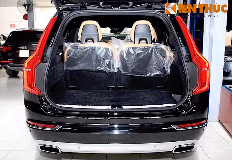 Ngay cả khi hàng ghế thứ 3 được mở ra, chiếc xe vẫn có khoang hành lý với thể tích 447 lít. Gập hàng ghế thứ 3 lại, thể tích khoang hành lý của xe tiếp tục tăng lên thành 1183 lít và có thể mở rộng tối đa thành 2426 lít nếu gập hết cả 2 hàng ghế sau.