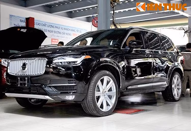 Dù Volvo vừa mới chính thức bước chân vào Việt Nam, tuy nhiên chiếc Volvo XC90 T6 Inscription phiên bản 2015 này lại được nhập khẩu vào Việt Nam qua một showroom tư nhân ở Hà Nội. Đây là phiên bản gần như cao cấp nhất của dòng SUV hạng sang này, chỉ đứng sau bản First Edition giới hạn số lượng.