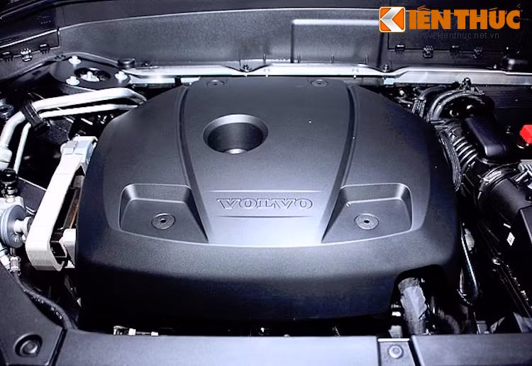 Ngay cả phiên bản cao cấp nhất Volvo XC90 T6 Inscription cũng chỉ được trang bị động cơ 4 xi-lanh thẳng hàng có dung tích chỉ 2 lít. Tuy nhiên nhờ vừa được trang bị tăng áp lẫn siêu nạp nên động cơ này có công suất tối đa lên tới 316 mã lực và mô-men xoắn cực đại 295 Nm. Trong thời điểm hiện tai, XC90 là mẫu xe sản xuất hàng loạt duy nhất trên Thế giới kết hợp giữa siêu nạp và tăng áp (twincharging).