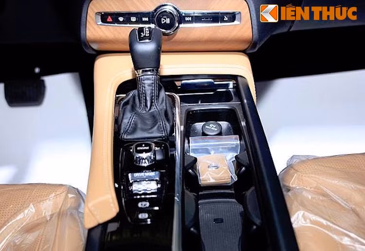 Động cơ này được nối với hệ thống dẫn động 4 bánh kèm theo hộp số tự động 8 cấp Aisin AW TG-81 SC, đem tới cho XC90 khả năng vận hành linh hoạt với 3 chế độ lái khác nhau.