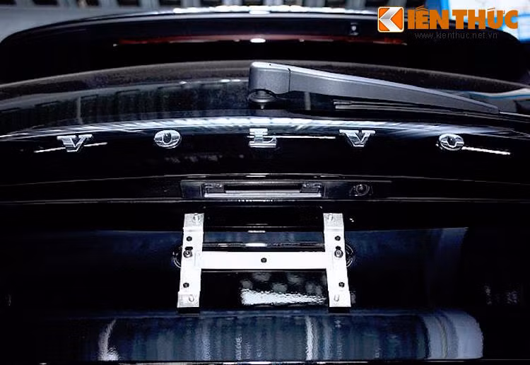 Một số hệ thống an toàn được trang bị sẵn trên Volvo XC90 T6 Inscription gồm camera 360 độ, cảm biến hồng ngoại xung quanh xe, cảnh báo chuyển làn, cảnh báo va chạm trước sau, phanh khẩn cấp, hỗ trợ đỗ xe tự động, cảnh báo điểm mù, tự động đọc biển báo...