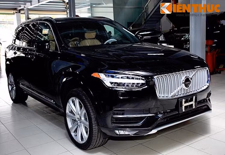 Volvo là một hãng xe nổi tiếng của Thụy Điển, được thành lập vào năm 1927. Kể từ năm 2010, toàn bộ chi nhánh sản xuất ôtô Volvo Cars được mua lại bởi hãng Geely - Trung Quốc từ tay Ford. Volvo XC90 là một mẫu SUV cao cấp đã có mặt từ thời Ford, và thế hệ thứ 2 của chiếc xe mới chỉ được tung ra kể từ năm 2014.