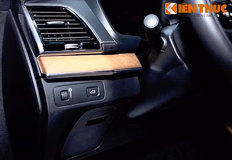 Nội thất của chiếc Volvo XC90 T6 Inscription được nhập về Việt Nam này có những tùy chọn nội thất mang đậm phong cách Bắc Âu như các ghế ngồi màu kem sáng bọc da Nappa cao cấp cùng với những chi tiết ốp gỗ óc chó Thụy Điển có vân cực đều.