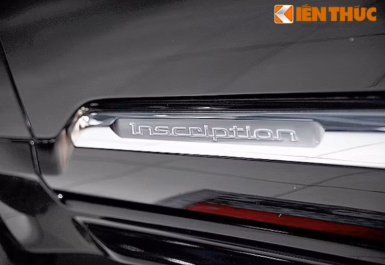 Với đầy đủ các trang bị cao cấp, một chiếc Volvo XC90 T6 Inscription vốn đã có giá khởi điểm lên tới 54.245 USD tại Mỹ (tương đương 1,2 tỷ đồng). Được biết khi về đến Việt Nam, mẫu xe này sẽ có giá khoảng hơn 3 tỷ đồng tại đại lý xe nhập khẩu.