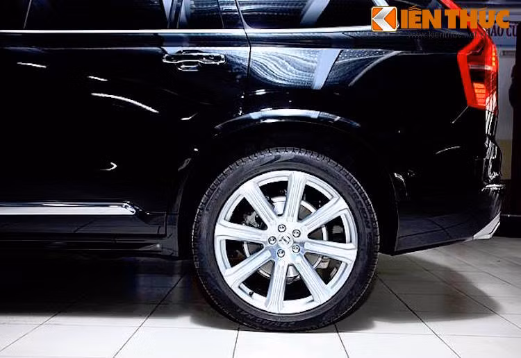 Từ trước tới nay, Volvo luôn nổi tiếng là "người đi đầu" với các giải pháp công nghệ an toàn tiên phong. Với XC90 thế hệ mới, hãng đã trang bị cho chiếc xe gói các trang bị an toàn thông minh mang tên IntelliSafe, với đầy đủ các công nghệ an toàn chủ động và thụ động.