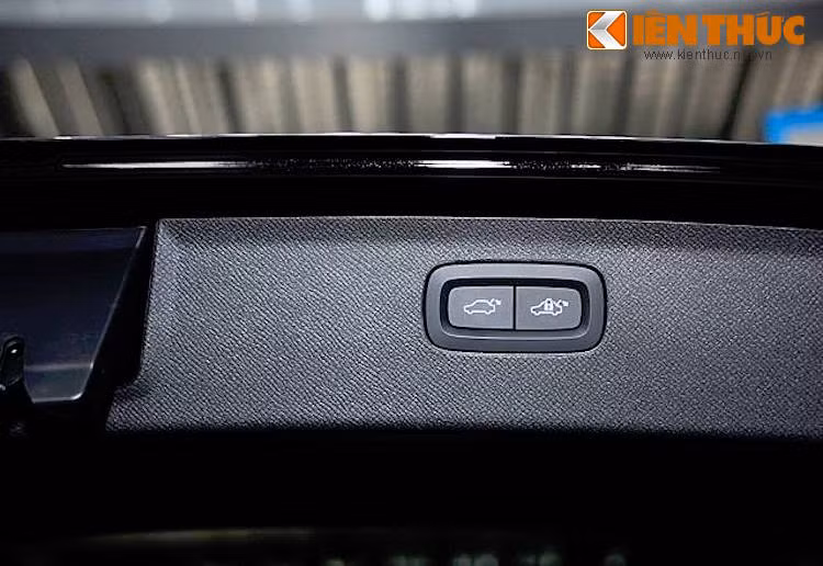 Không chỉ có khả năng đóng mở bằng điện, cửa sau của Volvo XC90 T6 Inscription còn có 2 nút bấm đóng, trong đó 1 nút sẽ đóng và khóa luôn cửa lại, khiến người dùng không cần phải bấm thêm một lần khóa trên điều khiển xe.