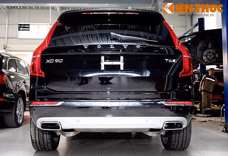 Phía sau chiếc xe vẫn tiếp tục giữ nguyên lối thiết kế giản dị nhưng tinh tế của Volvo với dòng chữ nổi chạy ngang, một số logo nhỏ cùng phần ốp dưới cản sau mạ chrome.