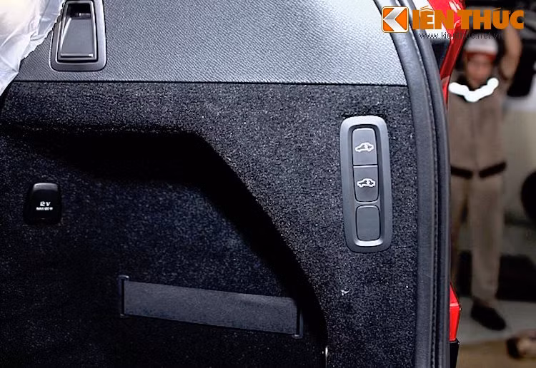 Các hàng ghế có thể được gập lại hoàn toàn tự động bằng điện, sử dụng các nút bấm ở phía sau khoang hành lý. Ngoài ra, Volvo còn bố trí thêm cả một ổ điện 12V đầy thuận tiện ở đây.