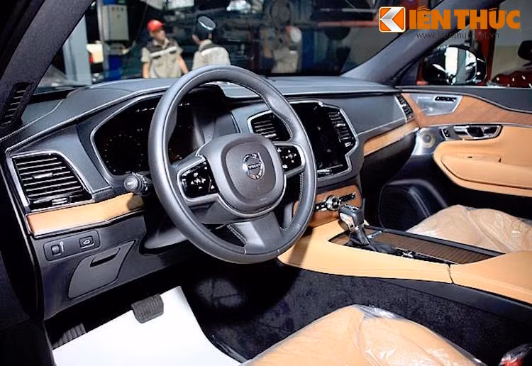 Mở các cánh cửa xe ra, nội thất của Volvo XC90 T6 Inscription không gây ấn tượng mạnh ngay từ đầu như các đối thủ tới từ Đức do có thiết kế giản dị, ít chi tiết phức tạp. Tuy nhiên tiếp xúc kỹ hơn, người dùng mới có thể cảm nhận được sự sang trọng và tinh tế của mẫu SUV hạng sang Bắc Âu này.