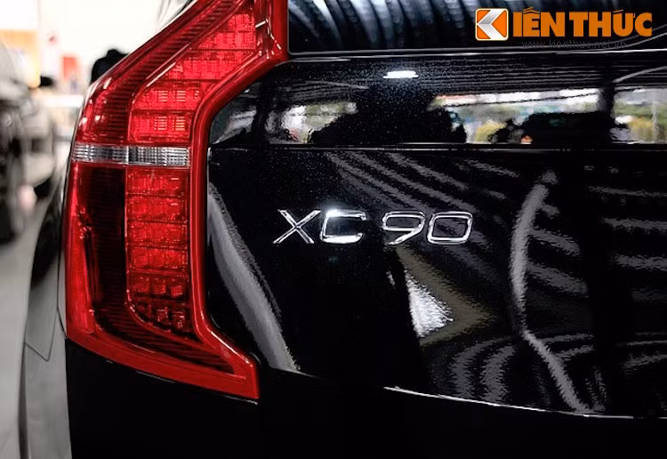 Các đèn hậu mỏng, đặt dọc theo chiều cao xe là đặc điểm truyền thống của dòng XC90. Tuy nhiên với phiên bản XC90 thế hệ mới này, đèn hậu của chiếc xe cũng đã được nâng cấp lên công nghệ chiếu sáng LED ấn tượng hơn.