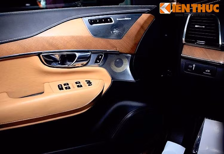 Trên phiên bản cao cấp nhất Inscription, Volvo đã trang bị cho xe dàn âm thanh Premium Sound hi-end của hãng audio nổi tiếng Bowers &amp; Wilkins với 19 loa, đem tới trải nghiệm âm nhạc gần tương đương với khán phòng nhà hát để dành cho những người khó tính nhất.