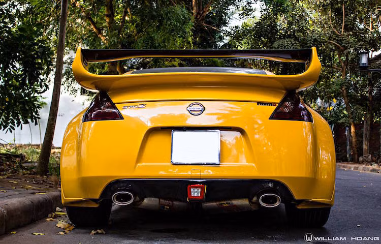 So với 350Z, gần như mọi chi tiết trên 370Z đã được Nissan thiết kế lại. Có chiều dài lớn hơn 33 mm và chiều rộng lớn hơn 22 mm nhưng trên thực tế, 370Z còn nhẹ hơn 350Z nhờ sử dụng những vật liệu siêu nhẹ.