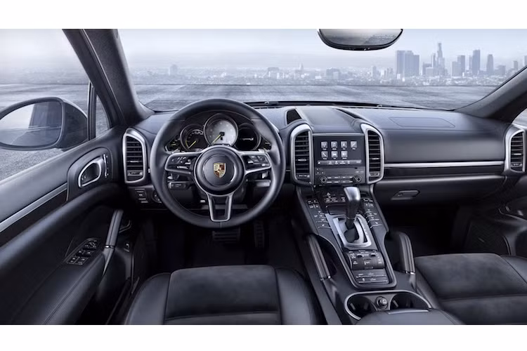 Ngoài ra, tất cả các ghế ngồi của xe đều là loại ghế thể thao, trong đó riêng hàng ghế trước còn có khả năng điều chỉnh điện 8 hướng.