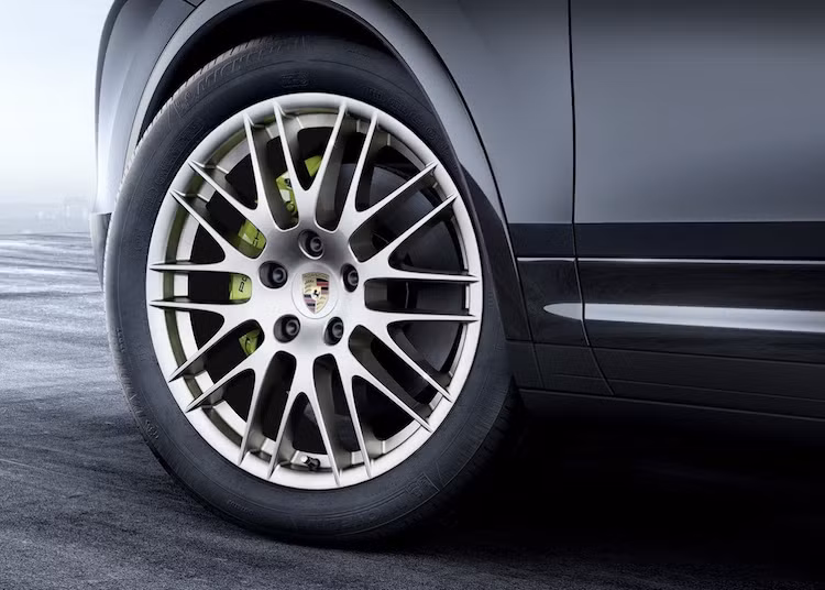 Thay đổi duy nhất của Cayenne Platinum ở ngoại thất đó là bộ mâm đúc nhiều nan RS SPyder 20 inch, kèm theo các nẹp nới rộng hốc bánh.