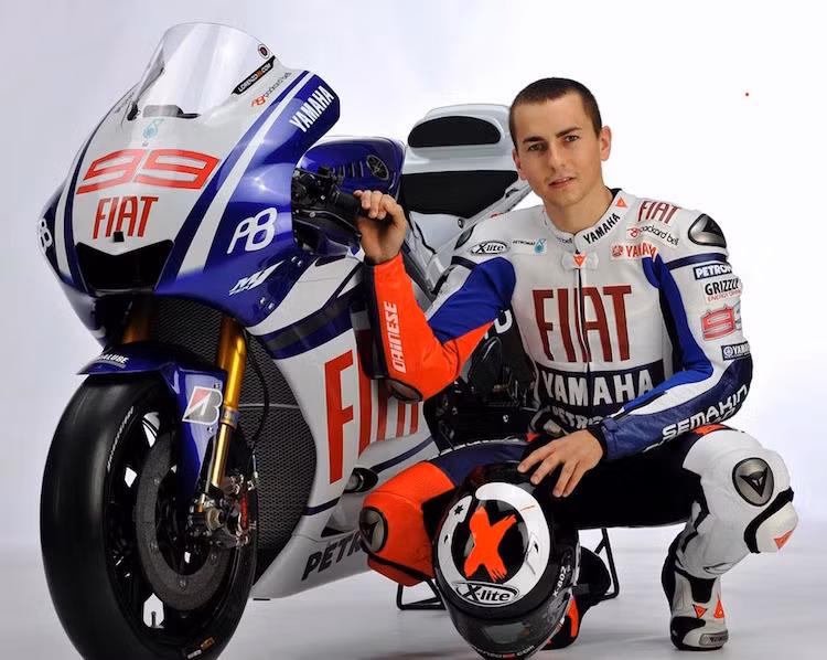 Sinh ngày 4/5/1987, Jorge Lorenzo là tay đua người Tây Ban Nha đã từng vô địch MotoGP trong 3 mùa giải 2010, 2012 và 2015. Hiện đang thuộc đội Yamaha Movistar nhưng vào mùa giải MotoGP 2017, anh sẽ chính thức về với đội Ducati.