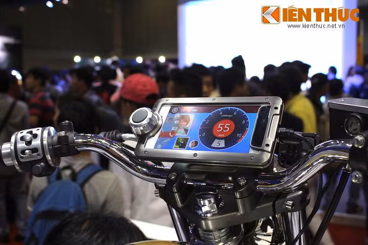 Hình ảnh của camera này sẽ được truyền tới bảng đồng hồ, đồng thời là một màn hình hiển thị đa thông tin trên ghi-đông. Phía bên trái màn hình này là một núm xoay để có thể duyệt qua các menu hiển thị bên trên.