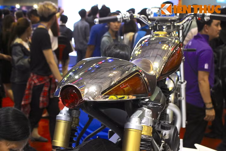 Phần đuôi xe nối liền với yên solo, vuốt thuôn về phía sau và cũng được hoàn thiện theo cách tương tự như bình xăng với gỗ và kim loại mạ.