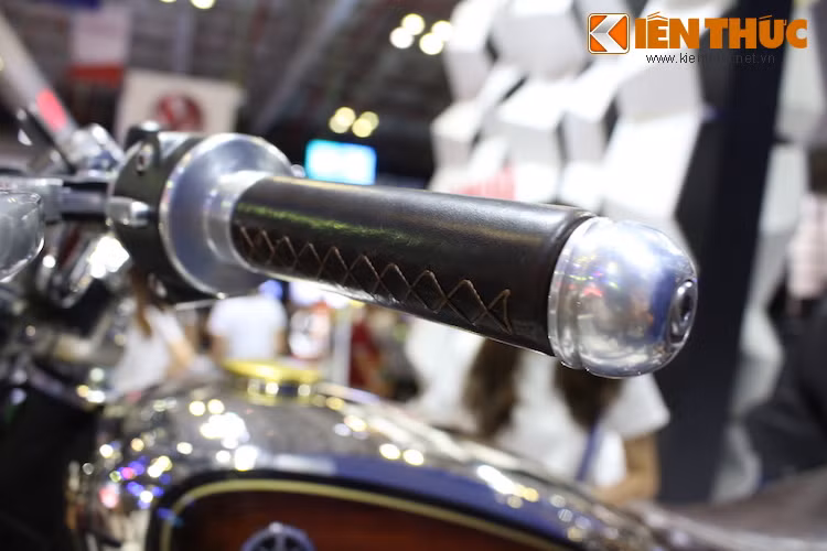 Ngay cả bao tay của xe cũng đã được bọc da cẩn thận, sau đó khâu chỉ một cách thủ công.