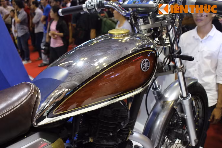 Trong đó, nổi bật nhất phải kể tới bình xăng mạ bóng loáng, với những tấm ốp gỗ ở hai bên. Theo Yamaha, đây chính là loại gỗ mà hãng sử dụng để tạo nên các cây đàn guitar của hãng.